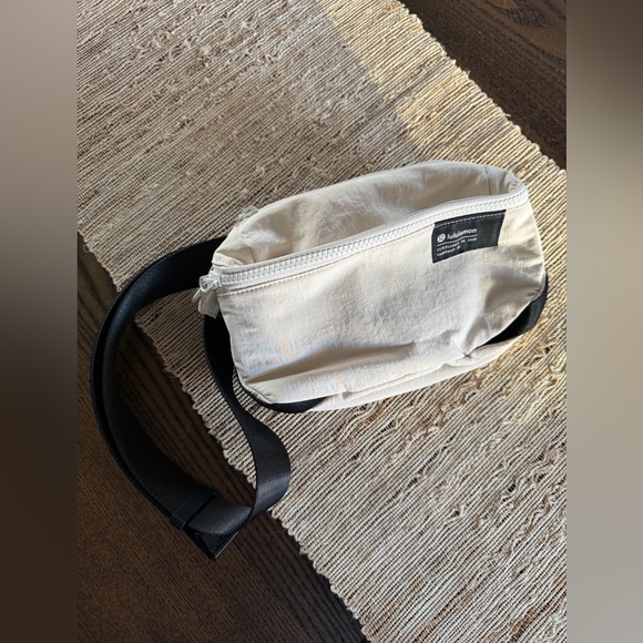 NWOT Lululemon Clean Lines Belt Bag 2L White Opal - Picture 6 of 16